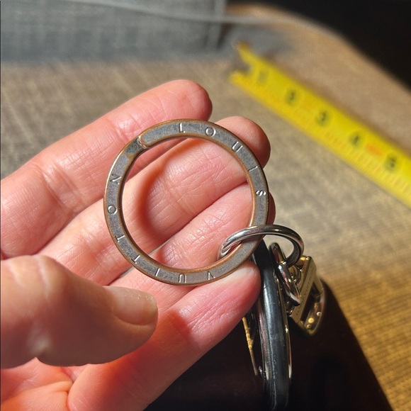 143. Louis Vuitton Circle Bag/Key charm with COA - Picture 4 of 10